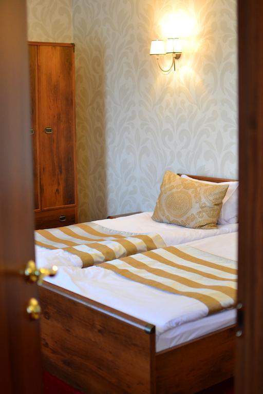 Kera Hotel Nesterenki Habitación foto